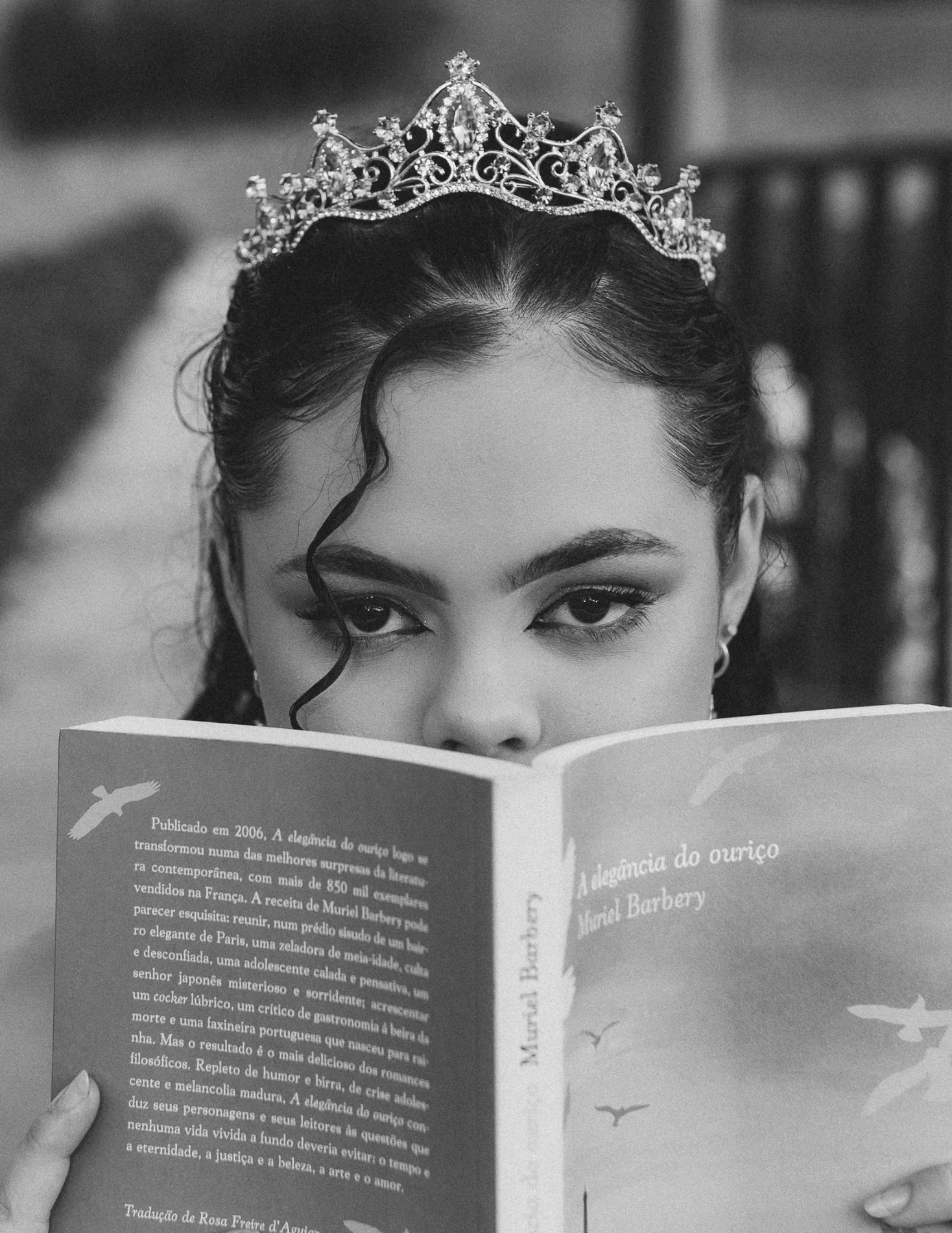 Amanda lendo um livro em fotografia artística